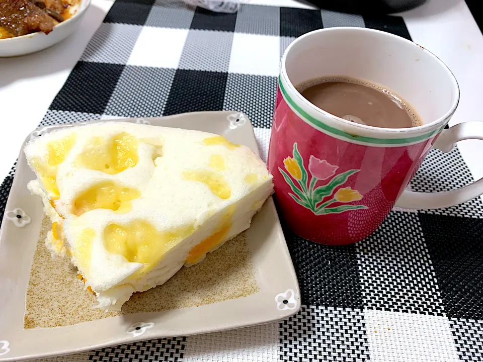 Breakfast puto cake and cocoa w/ milk|gachiyunaoさん