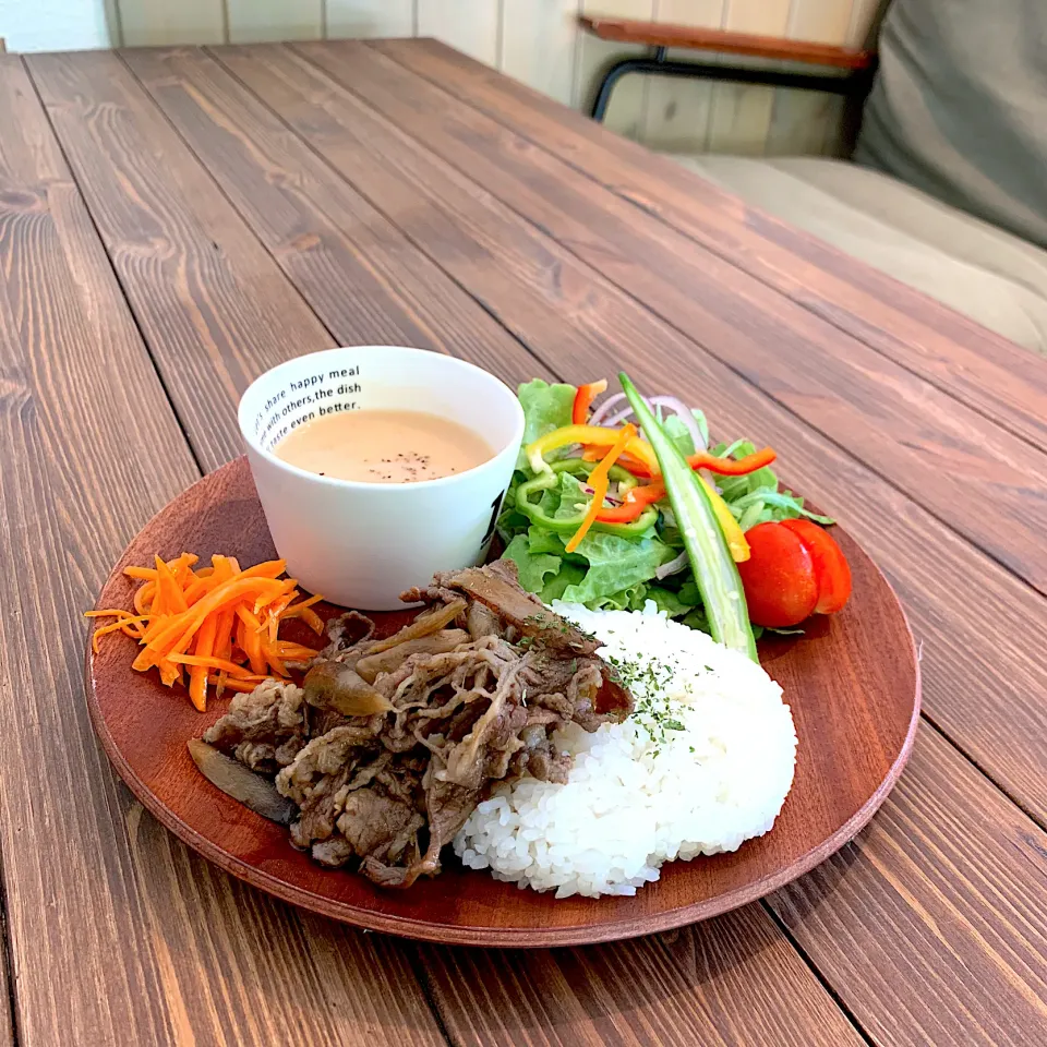 Snapdishの料理写真:牛肉とごぼうの甘辛煮ご飯|maSami＊さん