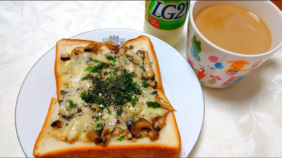 🍄キノコの素で～
とろけるチーズをのせて、トースト|卯月さん