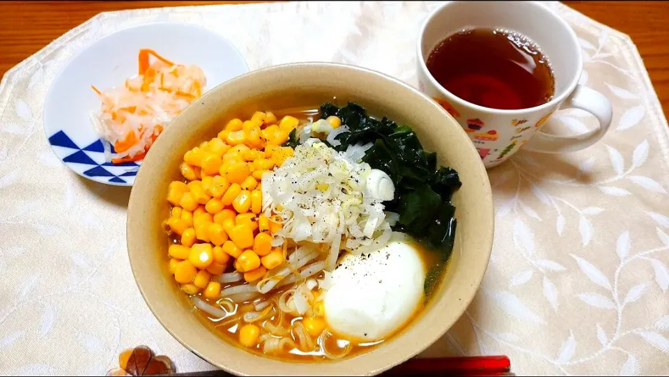 お昼はインスタントラーメン🍜|卯月さん