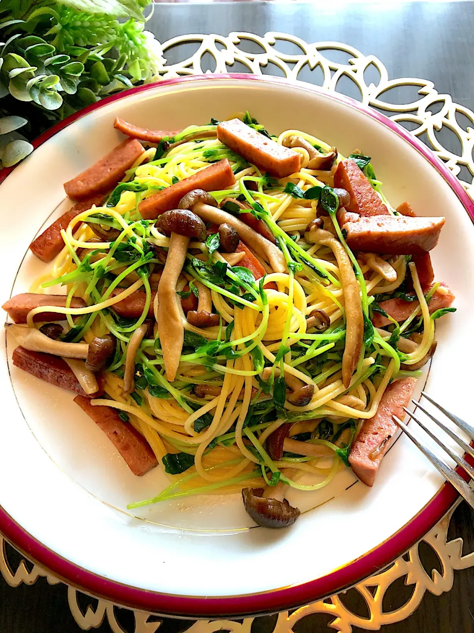 豆苗としめじと魚肉バーガーで作った、バター醤油パスタ🍄✨|＊いちご＊さん