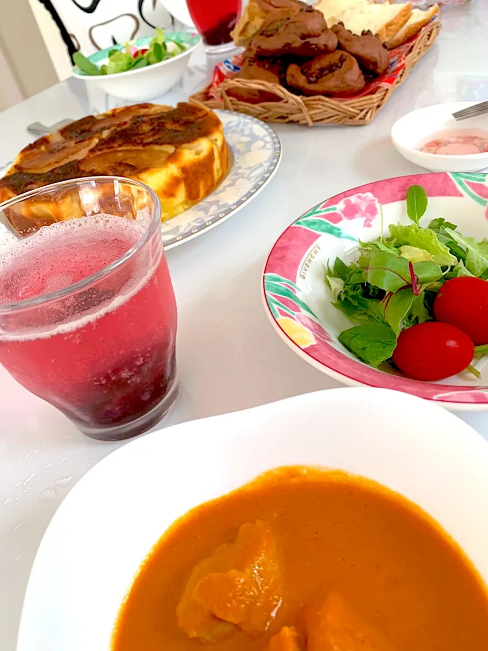 手作りランチ🍽・バターチキンカレー・サラダ🥗・梨のヨーグルトタタン🍐・ブルーベリースカッシュ|ＥMＩさん