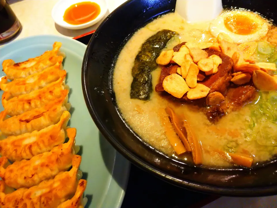 角煮ラーメンと餃子8個！ニンニクスライスの下に角煮有ります❗
肉体労働😅
今日は夏空でした😄入道雲がいっぱい、綺麗だった❗|ひろみさん