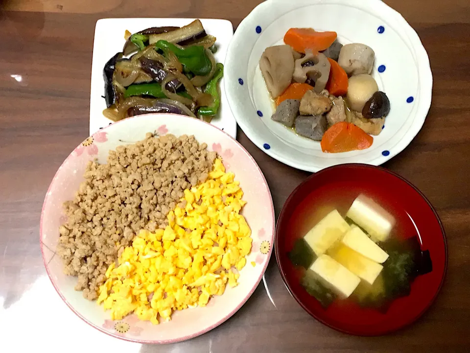 二色そぼろ丼 豆腐とわかめの味噌汁 業スーの和風野菜ミックスで筑前煮 なすとピーマンの味噌炒め|おさむん17さん