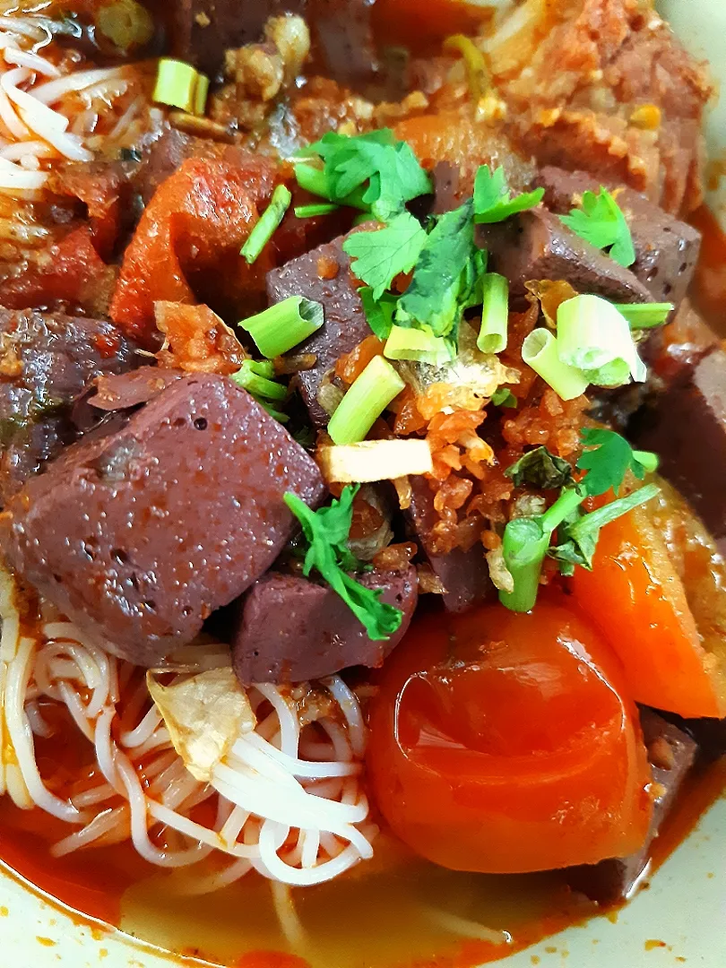 Rice noodles with local spicy Pork Bone Soup 
name of dish is " kanom jeen nham ngew"
it's Northern food in Thailand.|I'm Aongさん