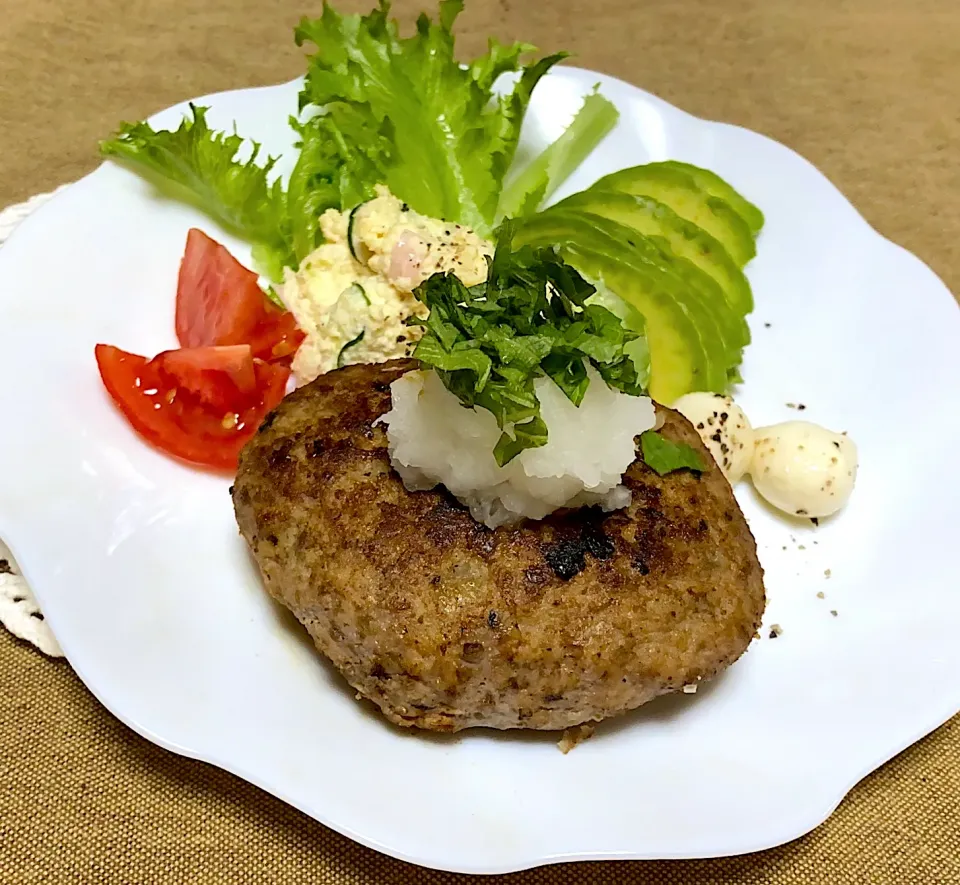 Snapdishの料理写真:🌱和風おから入りハンバーグ
　アボカド🥑🍅
　おからサラダ🥗
　出汁漬けモッツァレラ|eiyadeさん