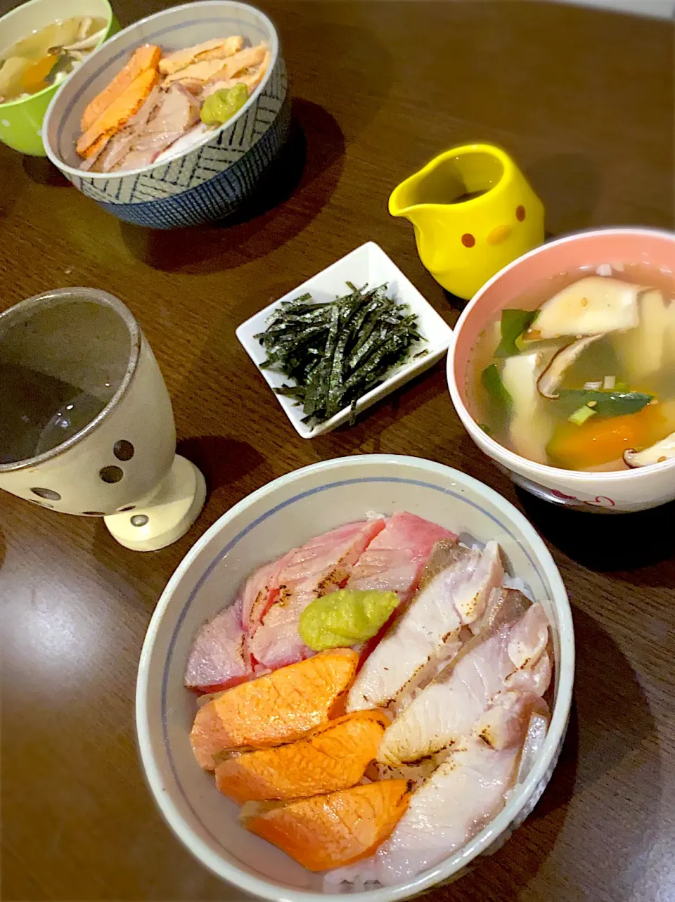 海鮮丼　炙りサーモン、鮪中トロ、カンパチ　　　　豆腐とかぼちゃのお味噌汁　お茶🍵|ch＊K*∀o(^^*)♪さん