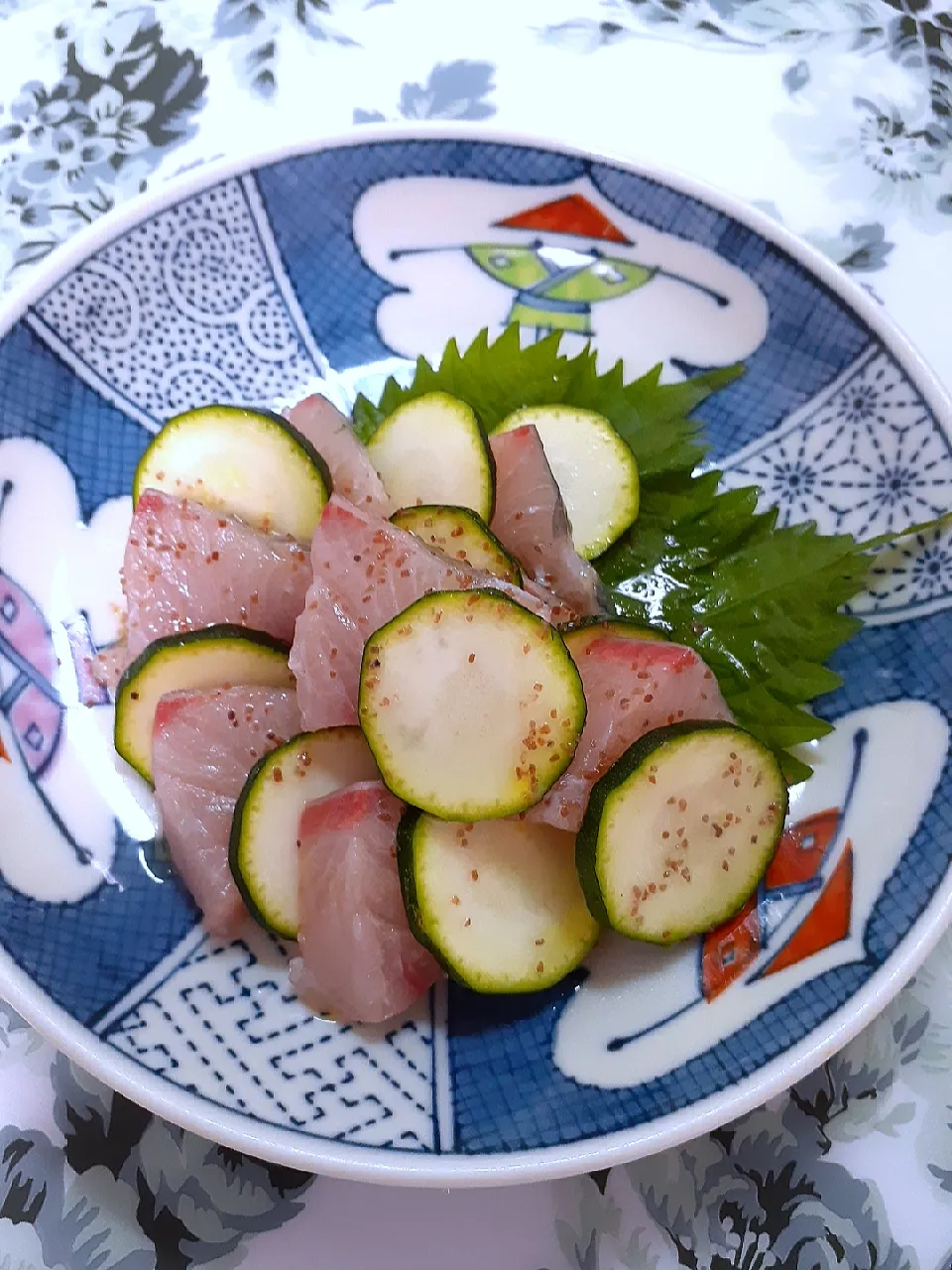 🔷鰤刺と🥒ズッキーニを🍋レモン➕塩➕オリーブオイルでいただきます🔷➡️バルサミコ酢➕ニンニクチューブで味変🍷🥂🍺|@きなこさん