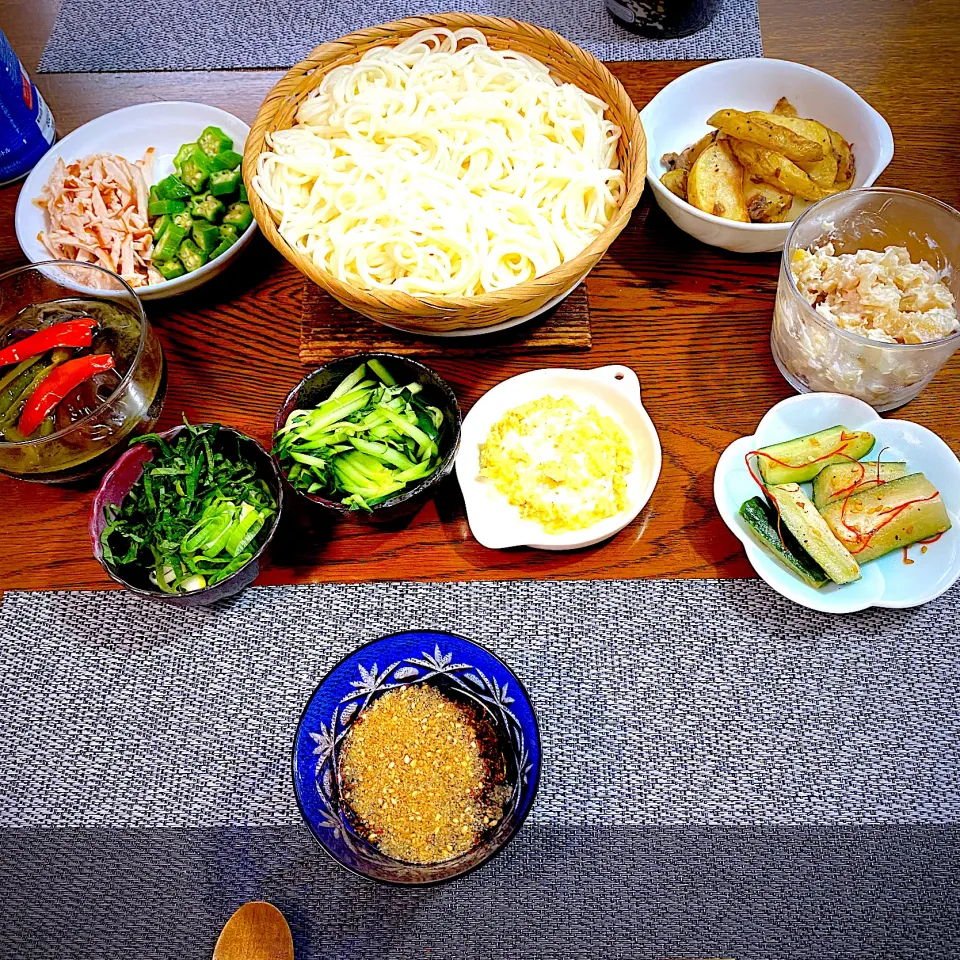 Snapdishの料理写真:素麺、薬味をたくさん並べて|yakinasuさん