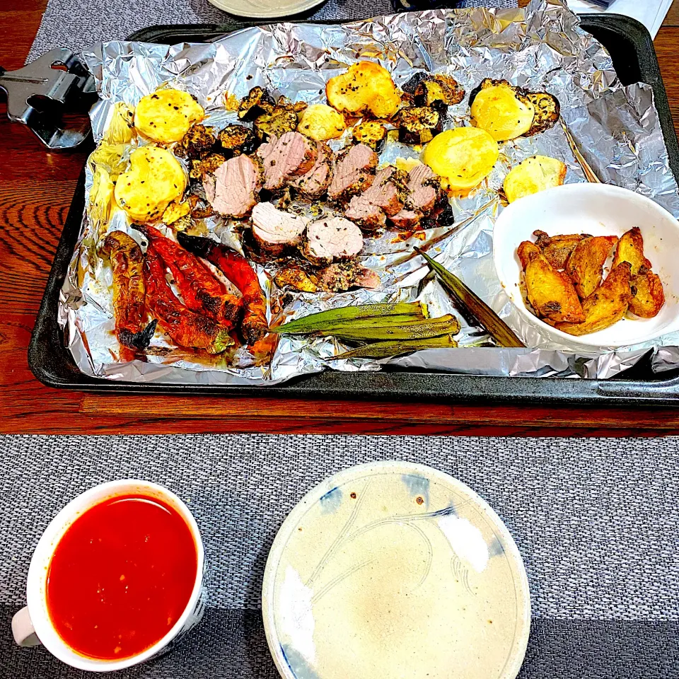 豚ヒレ塊肉のハープローストと焼き野菜、昨日の煮込みハンバーグリメイクのスープ|yakinasuさん