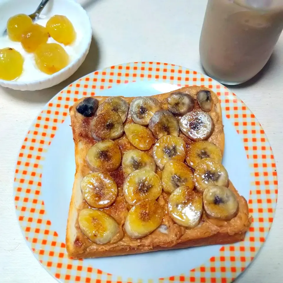 Snapdishの料理写真:朝食に🍌ピーナッツバターとバナナのトースト|うたかた。さん