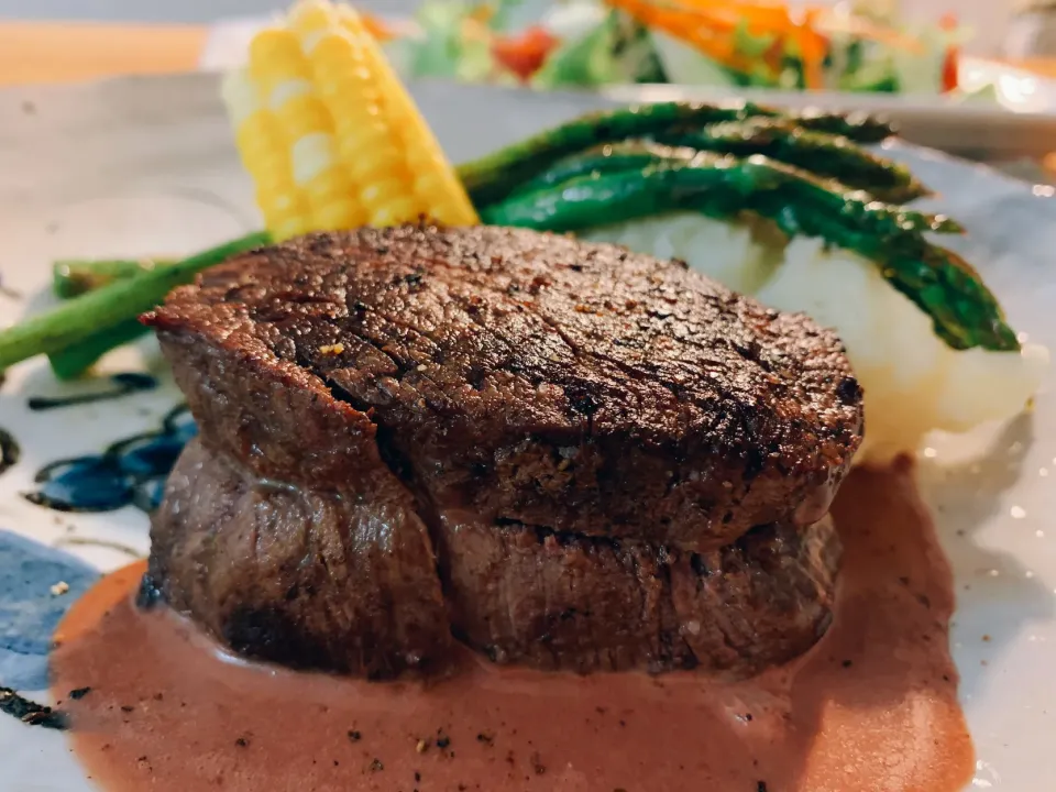 Beef Tenderloin Steak with Red Wine Vinaigrette and Roasted Garlic Mashed Potatoes (牛ヒレ肉の厚切りステーキ、ガーリックマッシュポテトと赤ワインソース)|Masa, The Cooking Husbandさん