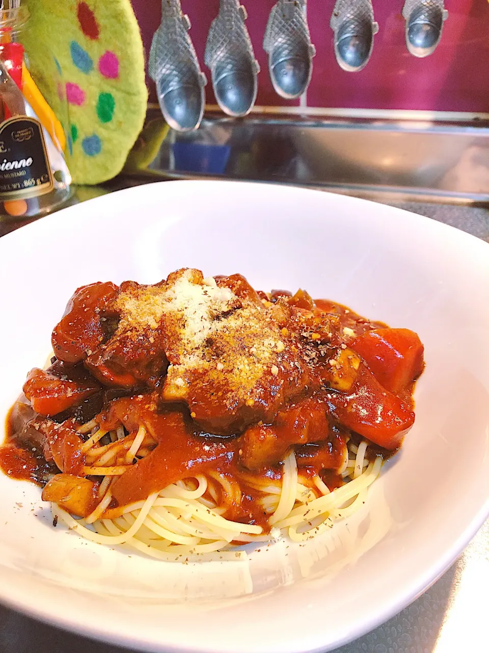 作り置きのビーフシチューに茄子を足して煮詰め、パスタにぶっかける🍝😄これにてビーフシチュー完食！|海斗さん