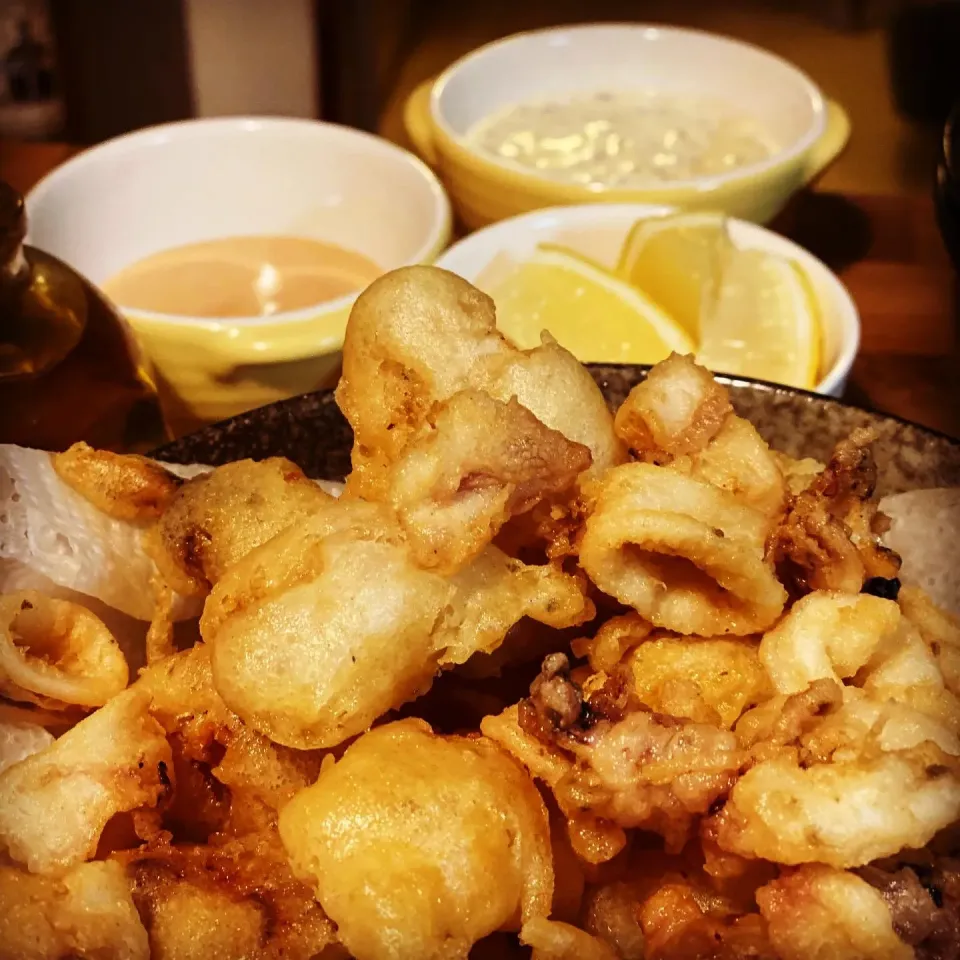 #friday Battered Fresh Calamari & Fish Fillets with Lemon, Jalapeño Tartar Sauce #fish #calamari #homecooking #batteredseafood #chefemanuel|Emanuel Hayashiさん