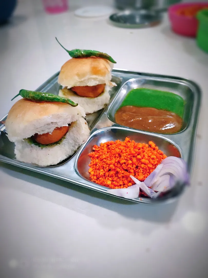 "Vadapav"

(potato spicy fried ball with bread) 
#indian most favorite snacks
#indianstyle|nishiさん