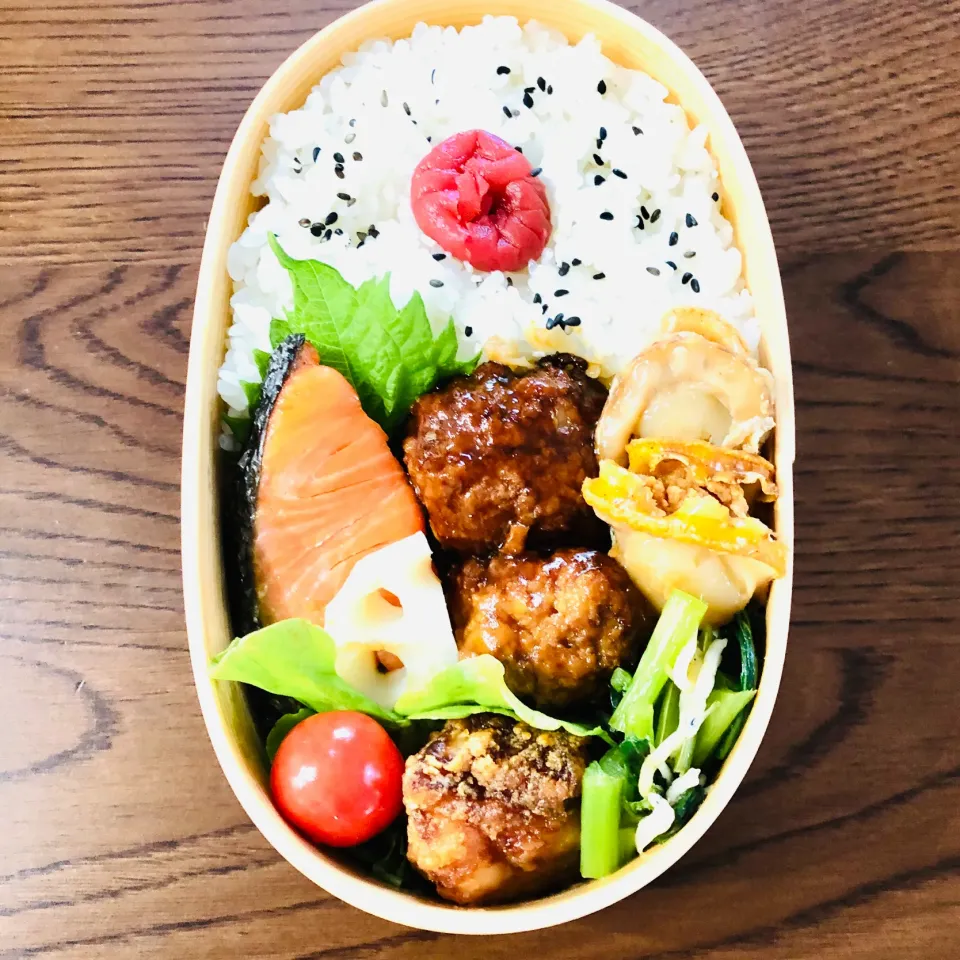 Snapdishの料理写真:今日のお弁当は焼鮭弁当⭐︎肉団子、帆立の煮付け|笙　みかんさん