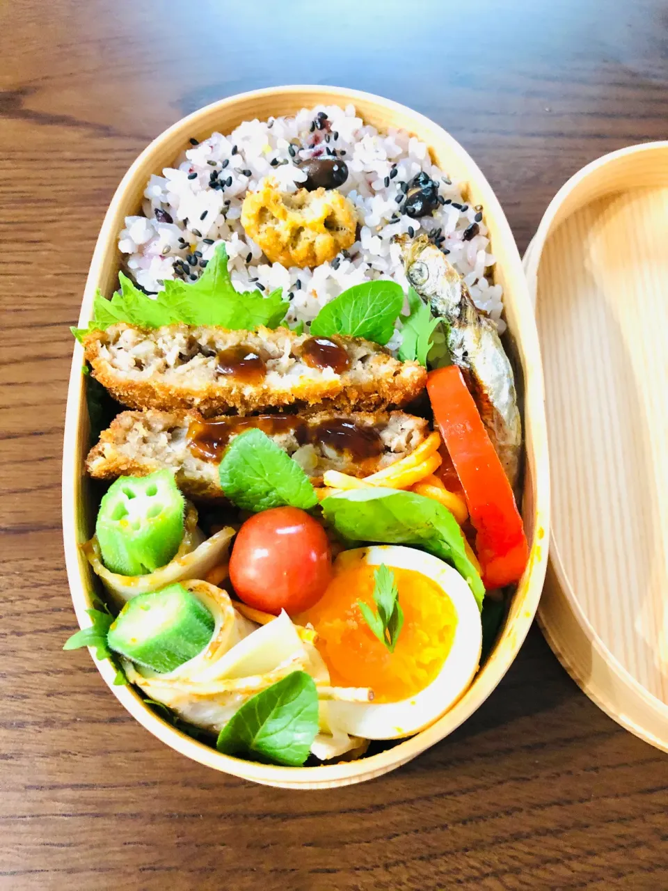 Snapdishの料理写真:今日のお弁当はメンチカツ弁当⭐︎オクラのベーコン巻き、塩茹で卵、プチプヨ、焼きたらこ|笙　みかんさん