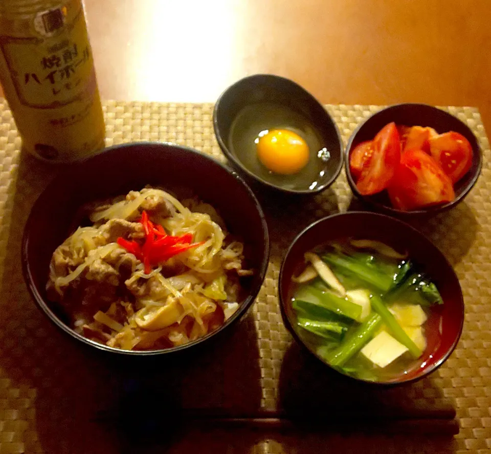 Snapdishの料理写真:Today's dinner🍴生卵･冷やしﾄﾏﾄ･旨味たっぷりしみしみ牛丼･小松菜とお豆腐のお味噌汁|🌈Ami🍻さん