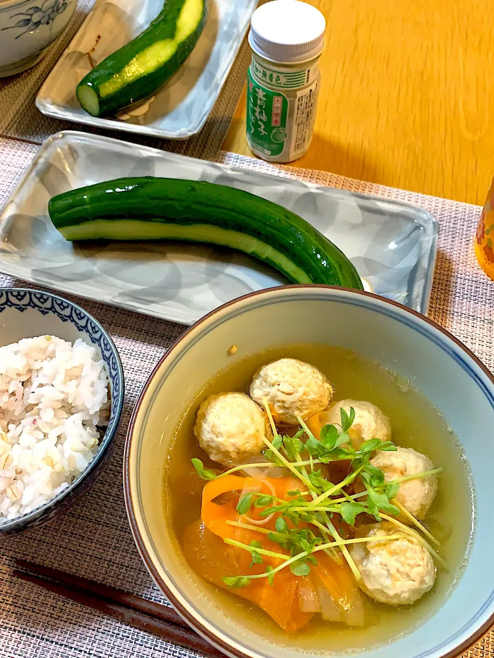 鷄だんごとひらひら大根と人参のスープ、きゅうりの一本漬けで晩御飯|Mikaさん