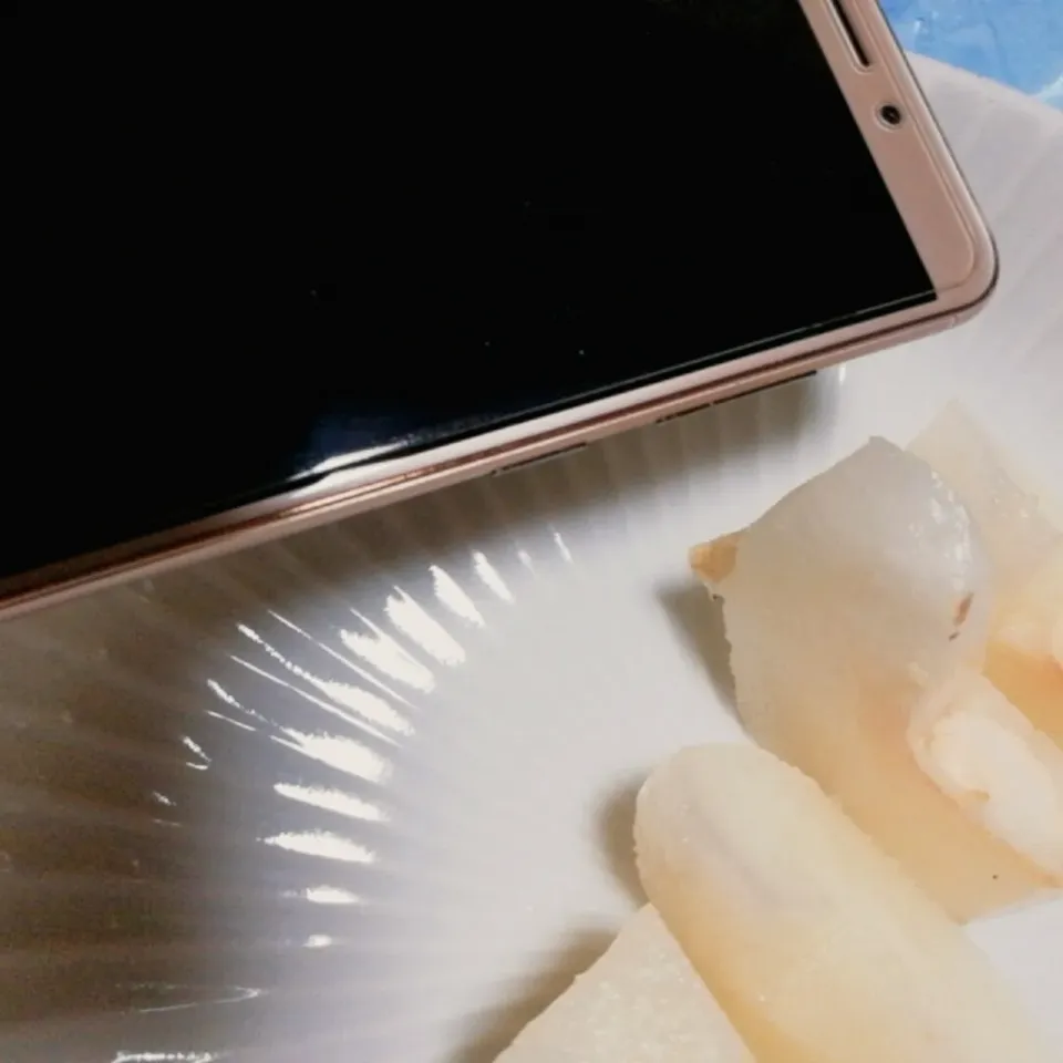 Snapdishの料理写真:旬の梨＆スマホ修理⁉️😫

誰か居ない😫⁉️お知らせドアー開かない😫|ペンギンさん