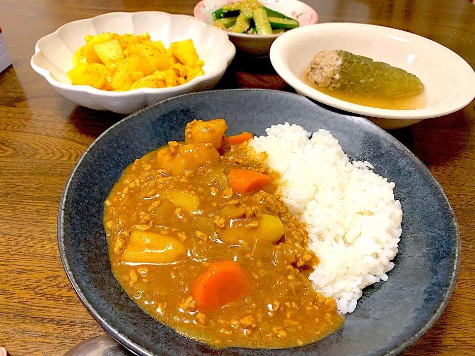 カレーライス、じゃがバタコーン、ゴーヤの肉詰めスープ、中華きゅうり|なちゃむさん