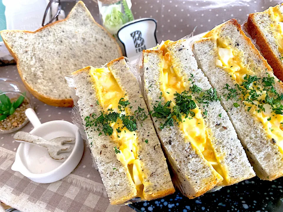 黒ごま食パン de たまごサンド🐣|がぁがさん