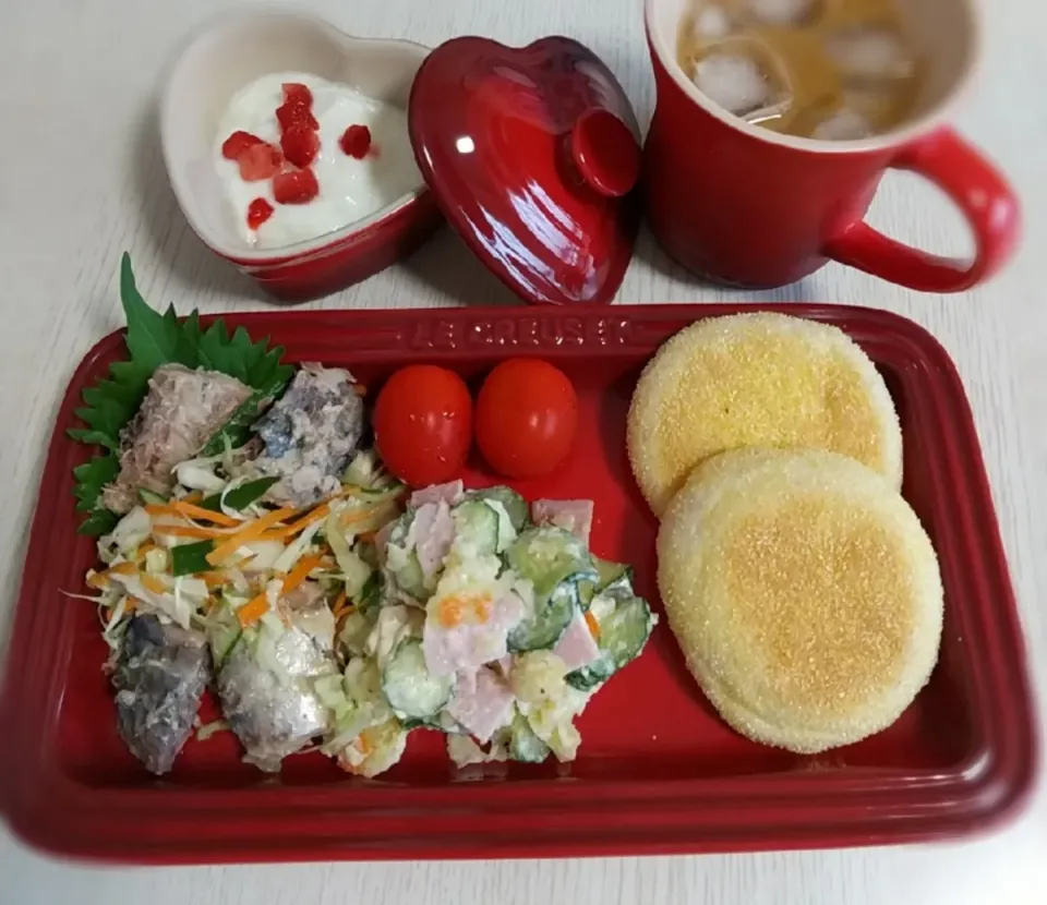 ☆今日の朝パン☆　彩り野菜のコールスロー　ポテトサラダ　イングリッシュマフィン|hamamaさん