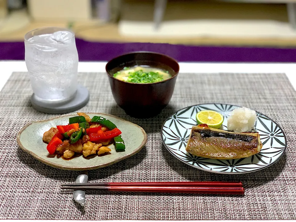 ばんごはん。サバの塩焼き、鶏肉とピーマンのオイスターソース炒め、豆腐と大根のお味噌汁。|yukiさん