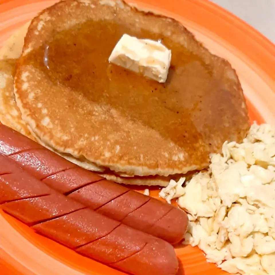 Homemade pancakes 
eggs and sausage|Maria Burkeさん