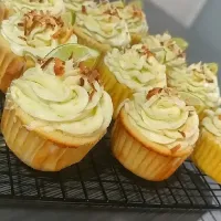 Snapdishの料理写真:coconut key lime cupcakes|cwalker12396さん