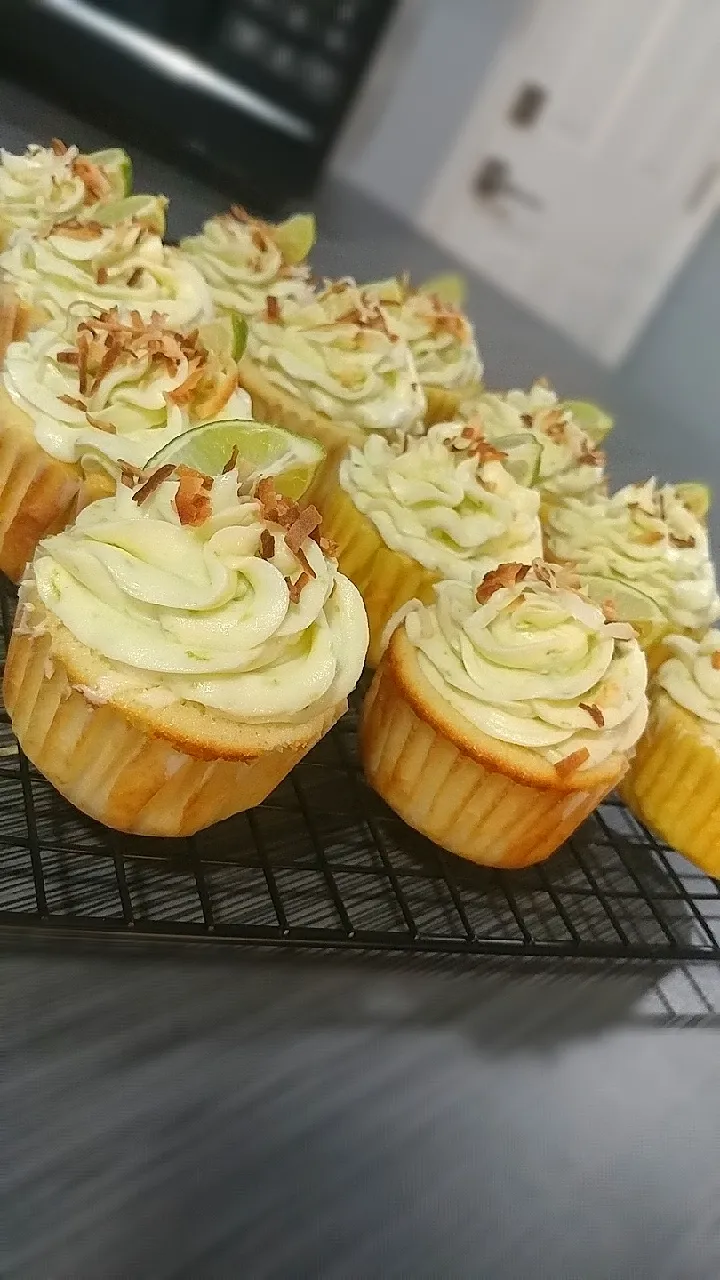 Snapdishの料理写真:coconut key lime cupcakes|cwalker12396さん