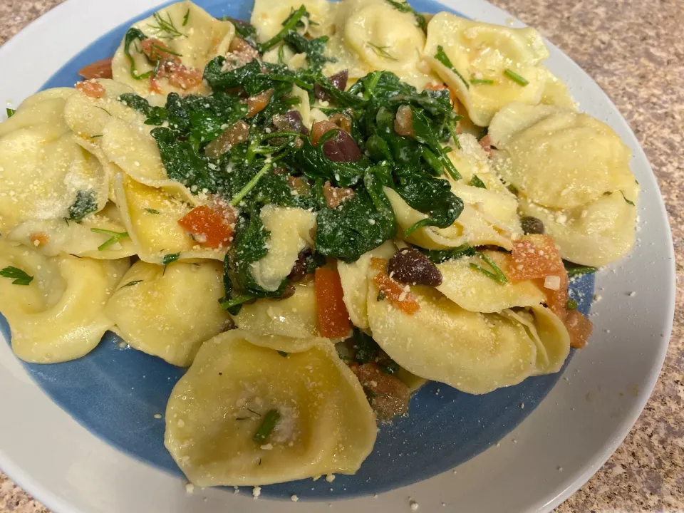 My veggie ravioli puttanesca. 😊 made fresh with spinach, tomato, capers, Klamath olives, dill and cilantro topped with Parmesan. 🍝 let’s eat! 😊|Jen Marさん