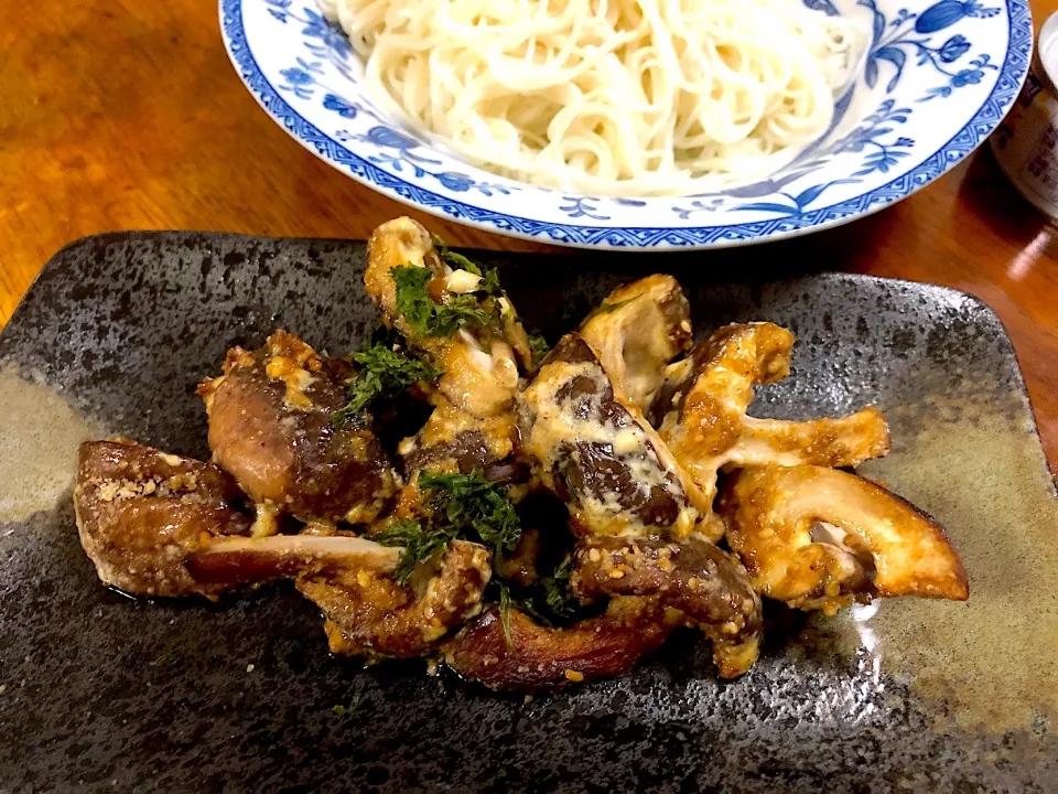 椎茸の胡麻マヨ醤油焼き　季節の終わりのお素麺と一緒に。|さんだーさん