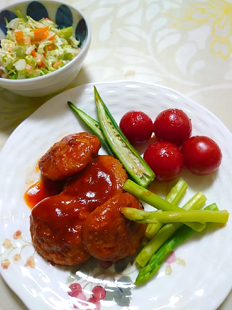 ミニハンバーグとミニトマト

なぜ４個なのかは、お弁当のおかずに取り分けました。|🍒ふみりん🍒さん