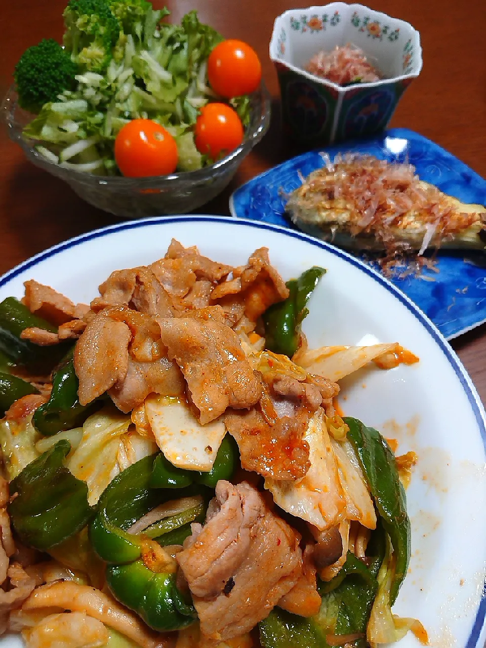 Snapdishの料理写真:回鍋肉
焼き茄子
モロヘイヤお浸し
サラダ|ぱやさん