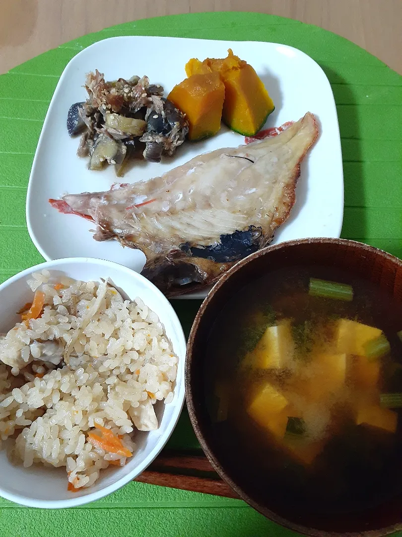 ☆夕飯☆赤魚の干物、南瓜煮物、無限茄子、炊き込みご飯、味噌汁　私のなので少なめです。|ｼｮｺﾗさん