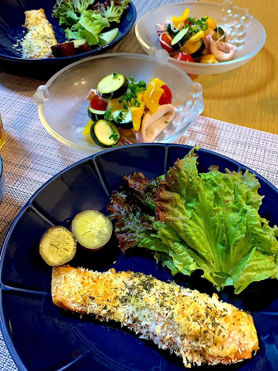 サーモンのパン粉焼きといかと夏野菜のカラフルマリネで晩御飯|Mikaさん