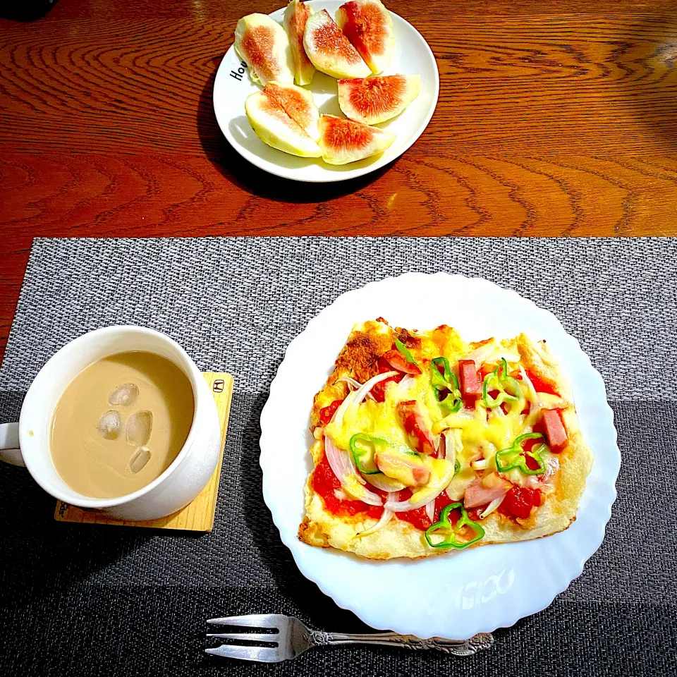 Snapdishの料理写真:9月13日　朝ごはん　ナンピザ、カフェオレ、イチジク|yakinasuさん