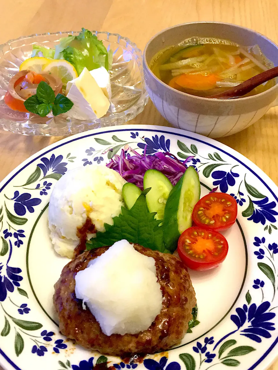 Snapdishの料理写真:今日の夕食　和風おろしハンバーグ　スモークサーモン　カマンベールチーズ　野菜スープ|ふわ猫はなちゃんさん