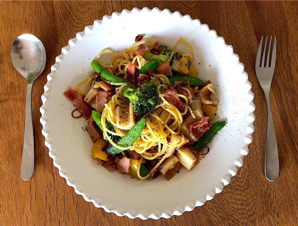 Snapdishの料理写真:ベーコンとブロッコリーのペペロンチーノ🥓🥦|けんちんさん