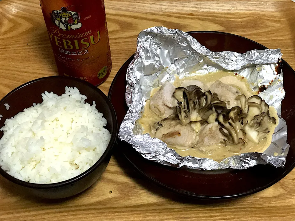 Snapdishの料理写真:☆鶏胸肉と舞茸の味噌マヨホイル焼き　☆ビール🍺|まぁたんさん