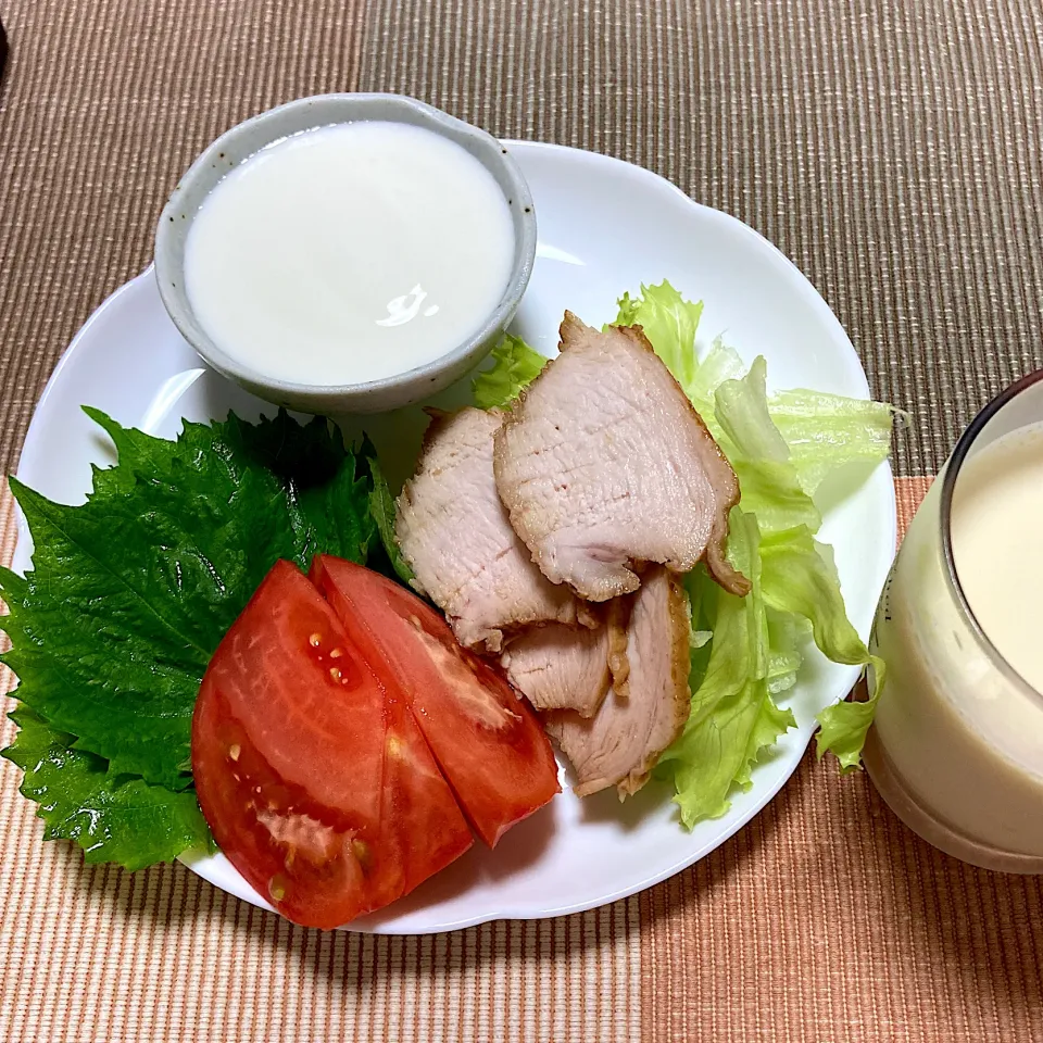 ムネ肉チャーシューサラダ🥗と豆乳|akkoさん