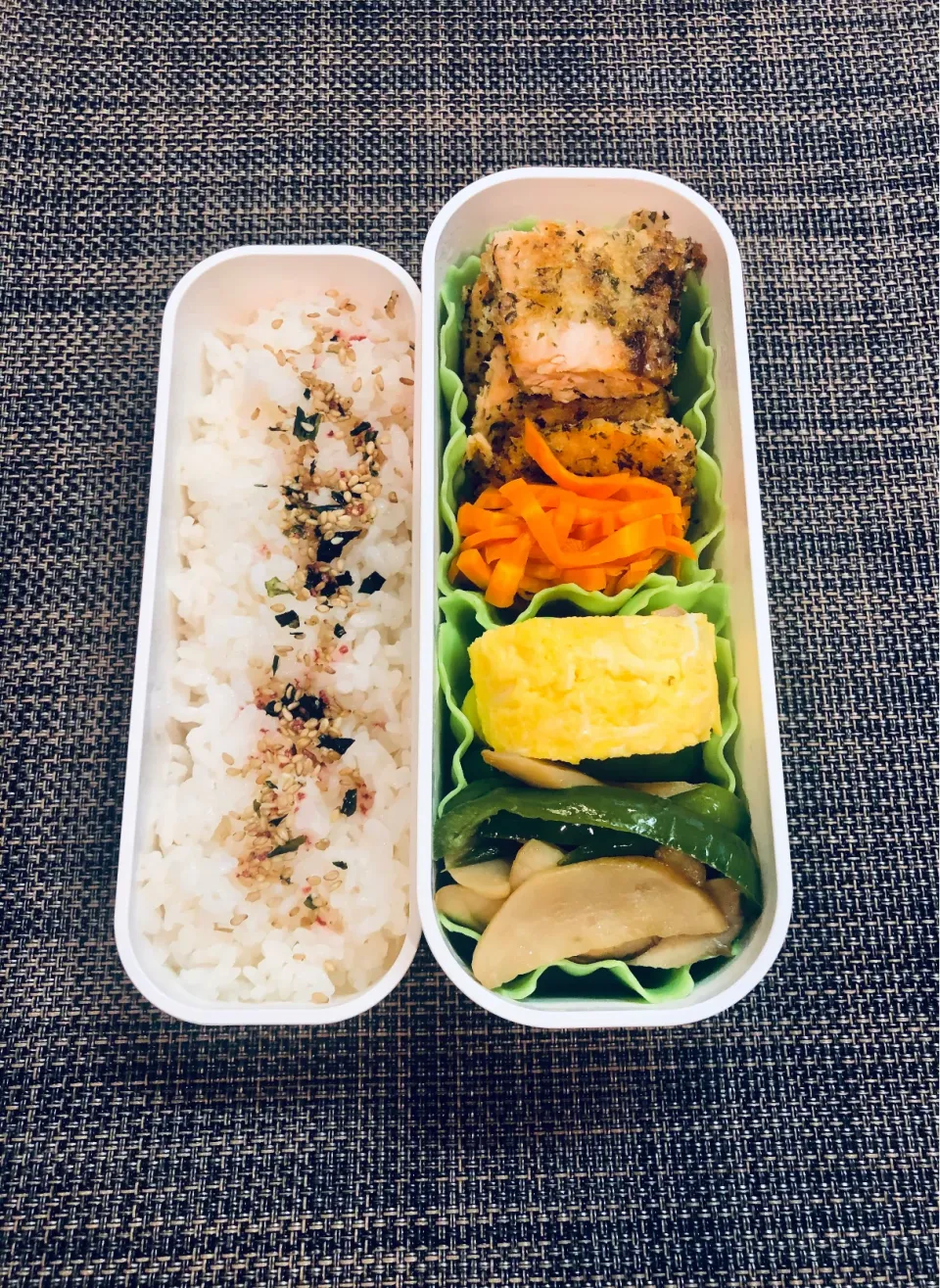 本日の女子中学生弁当→秋鮭のパン粉焼き、人参サラダ、エリンギピーマンの醤油炒め、卵焼き|Taja & Mayさん