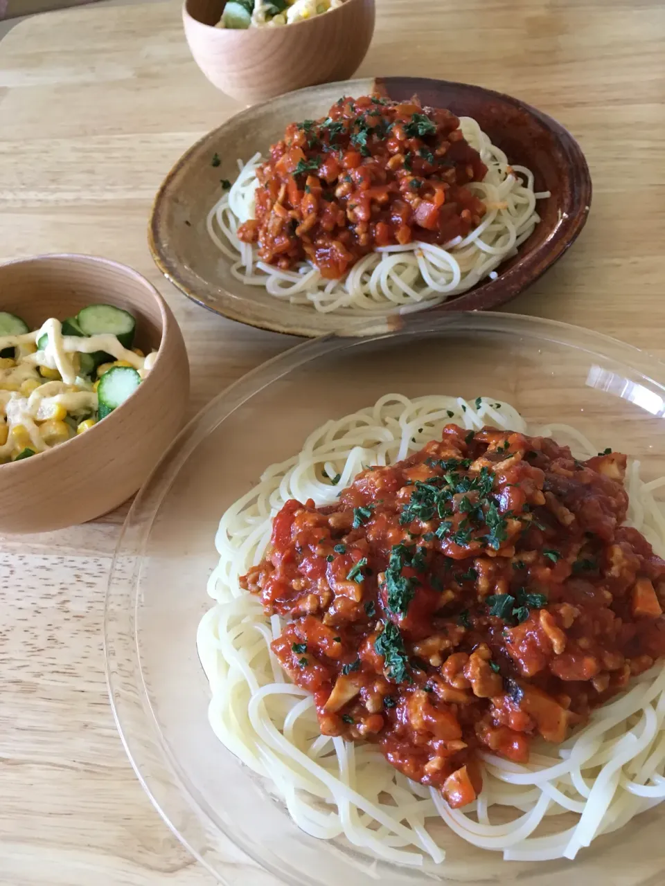 粗挽き肉でうまうま😋ミートソース🍝とコールスロー風サラダ|さくたえさん