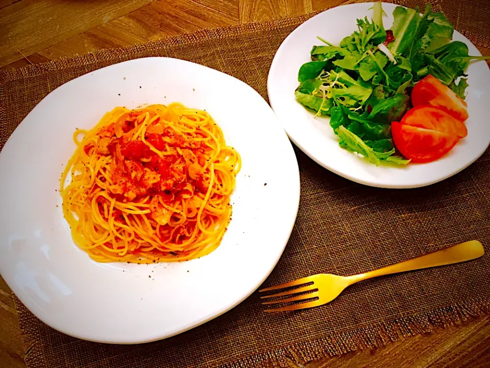 Snapdishの料理写真:市販ソース⭐️ひと工夫で絶品トマトパスタ🍝🍅|まどぴーさん