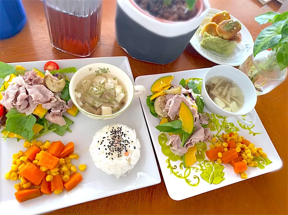 蒸しなすと豚肉のおかず冷しゃぶ、にんじん🥕のバター醤油焼き、豆腐としめじの和風スープ|Iggywiggyさん