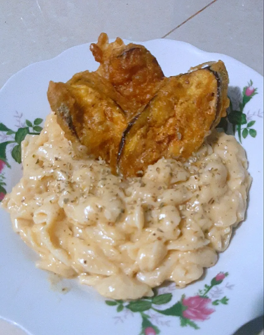 Mac and cheese with fry egg plant 
also known as #biganie|Maria Burkeさん