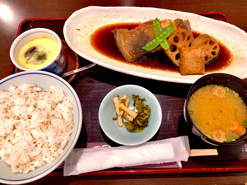 Snapdishの料理写真:かれい煮付定食|T. Wonderさん