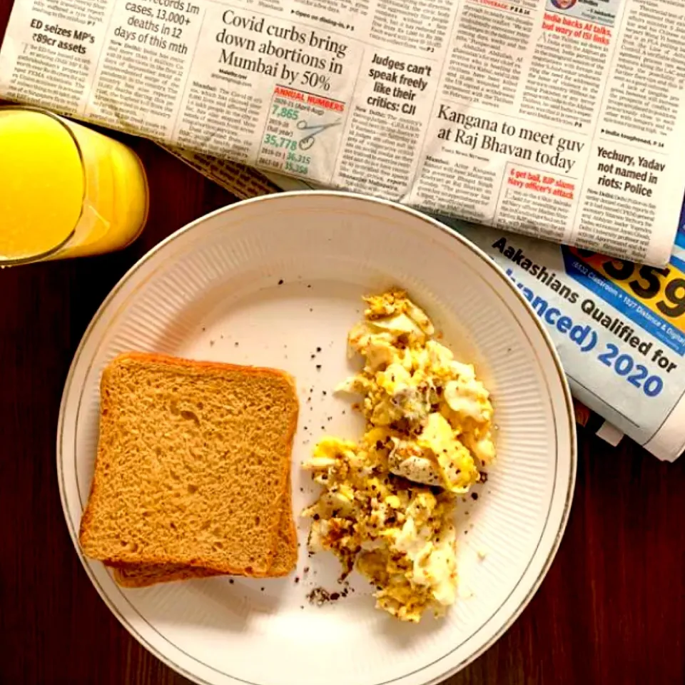 Snapdishの料理写真:scrambled eggs two.
wheatbread slices ....and the pulpy glass of health|JOYさん