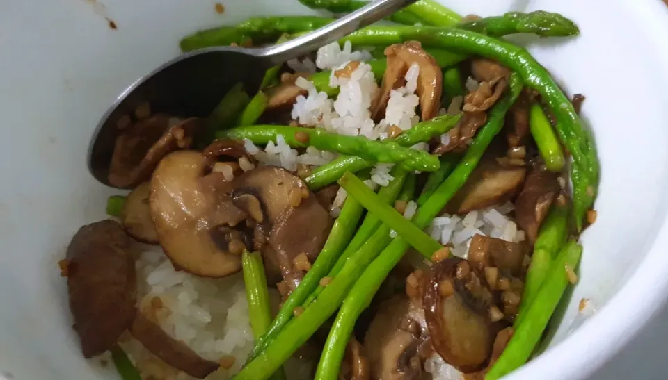 Simple Monday Lunch 
Swiss Mushrooms Asparagus 🍄 😋 garlic butter black pepper 🥰|🌷lynnlicious🌷さん